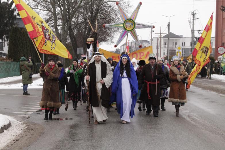 Łosice: Orszak Trzech Króli po raz dziewiąty przeszedł ulicami miasta