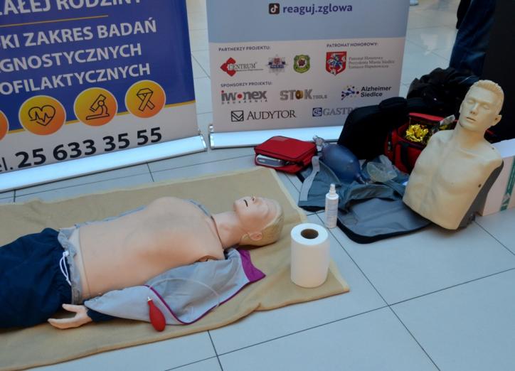 Uczennice IV LO pokazują, jak „reagować z głową” – kiermasz charytatywny