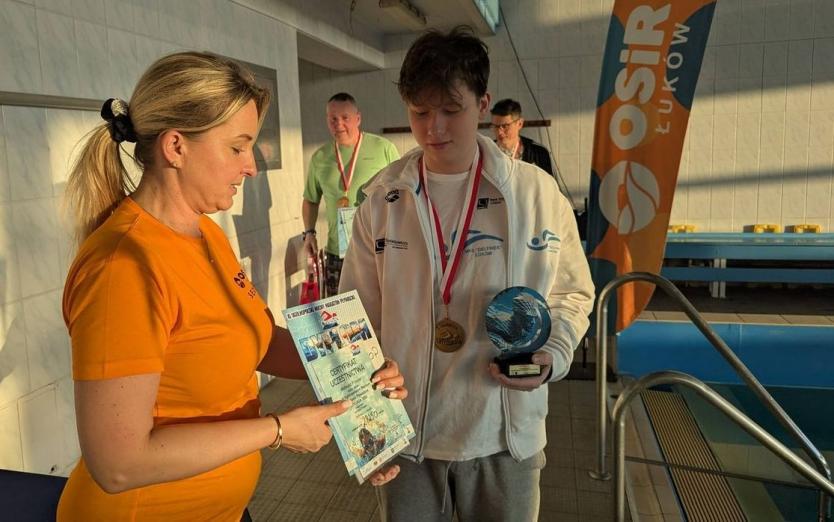 Ostatni nocny maraton pływacki na łukowskim „Delfinku”