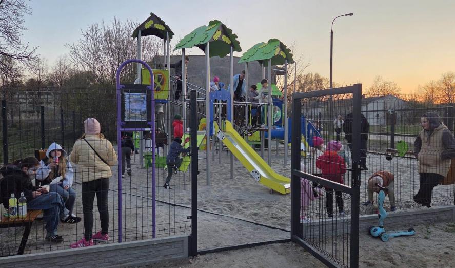 Nowy plac zabaw i mini siłownia przy ul. Gospodarczej już otwarte