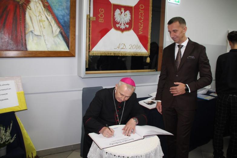 20 lat z Janem Pawłem II. Jubileusz szkoły w Ulanie-Majoracie